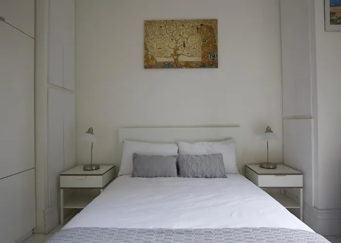 Large 2 Beds Flat Overlooking Clapham Common Park